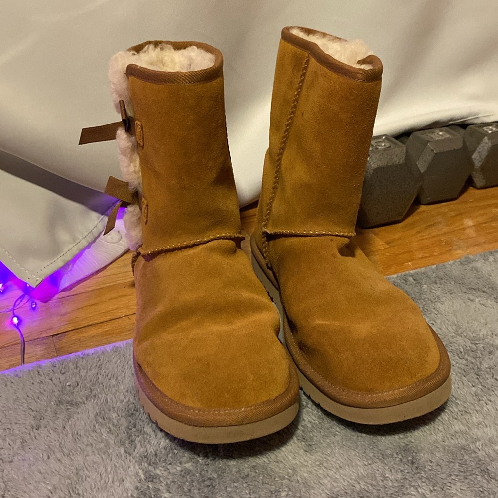 size 8 koolaburra by ugg boots with bows on the side